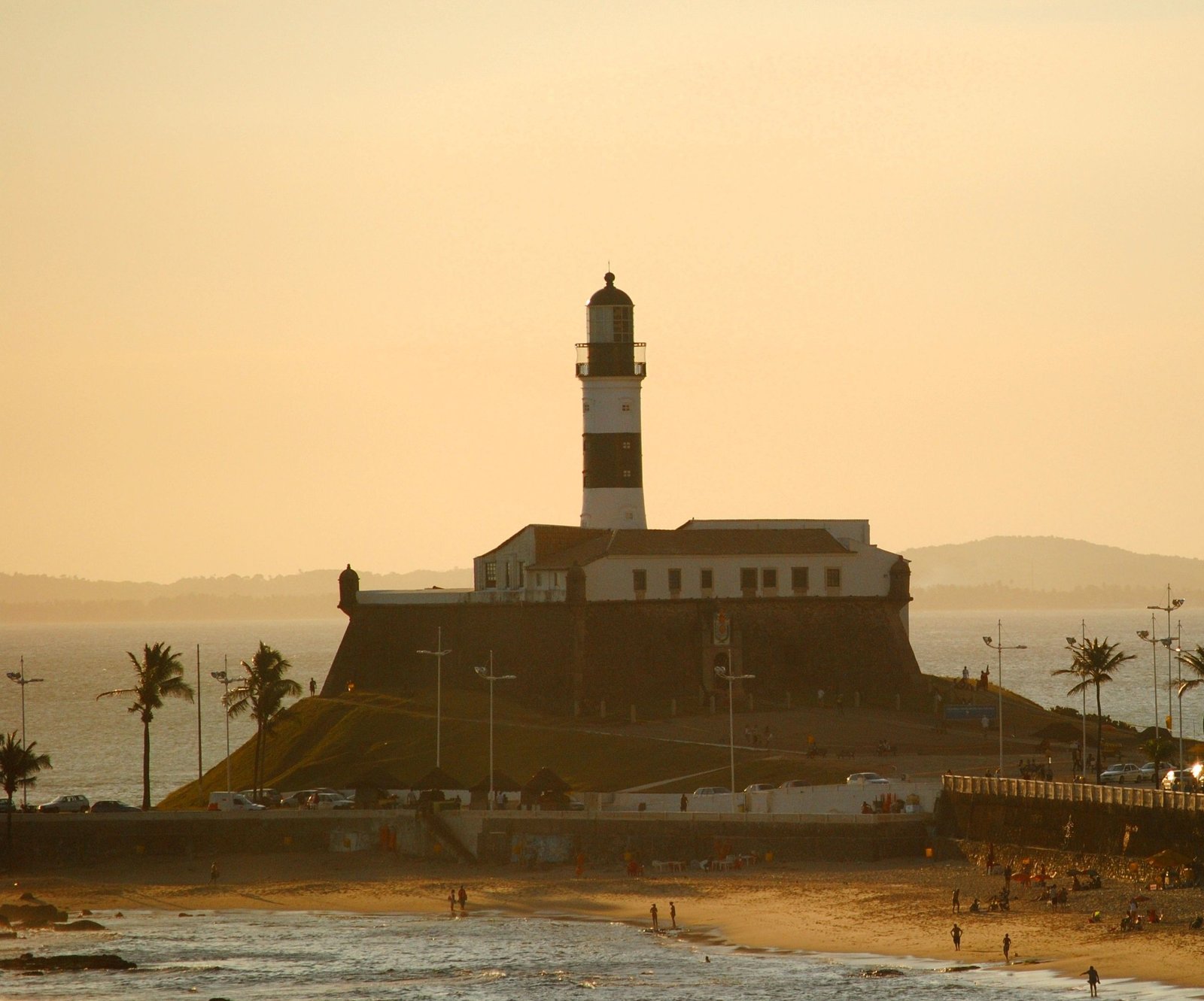 Farol da Barra, em Salvador, ao entardecer